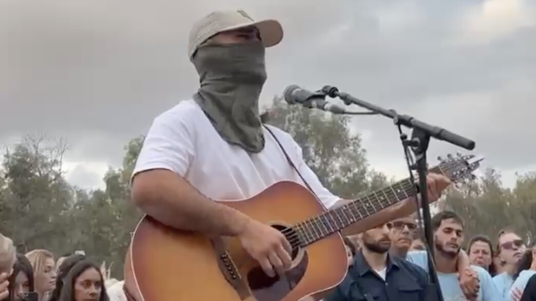 המסתערב מ' בהופעה בטקס לזכר נרצחי הנובה