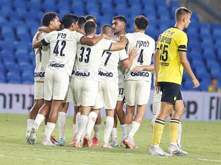 לאזטיץ` ושחקניו יוצאים לפגרה ממהמקום הראשון (אלן שיבר)