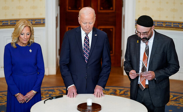 ביידן בהדלקת נרות בבית הלבן (צילום: Nathan Howard, Reuters)