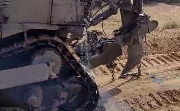 ה-D9 שהושבת מפגיעת נפל ממולכד של פצצה ה-D9 שהושבת מפגיעת נפל ממולכד של פצצה