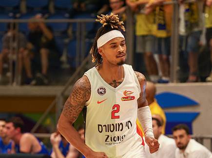 לא פגע, אך משחק אול אראונד טוב שלו. בראון (דני מרון)