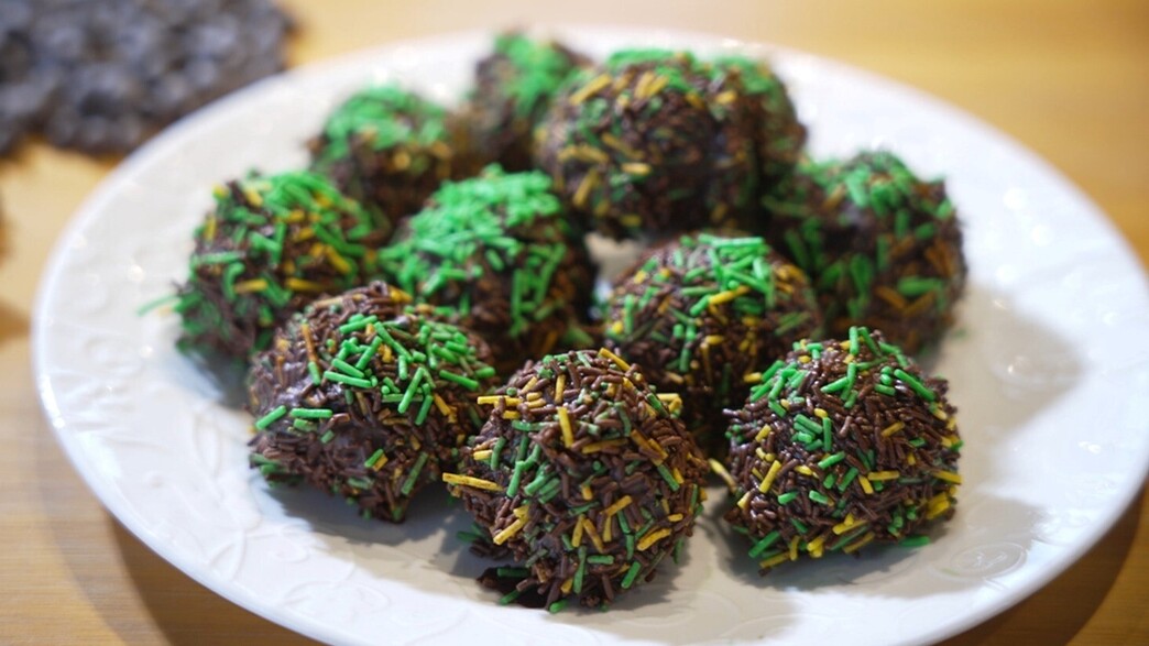 כדורי שוקולד בציפוי סוכריות בצבעי גולני - אשירה גר כדורי שוקולד בציפוי סוכריות בצבעי גולני - אשירה גר