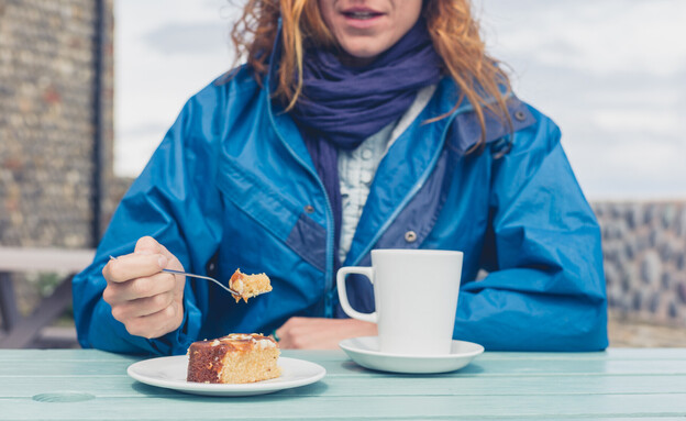 אישה אוכלת עוגה