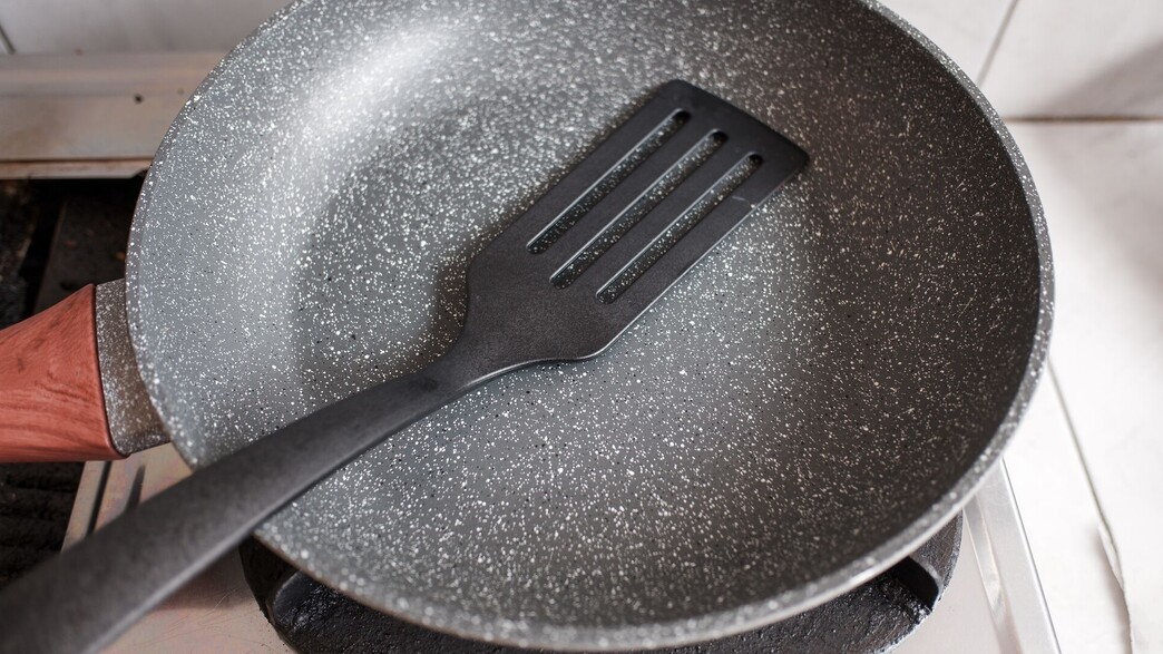 תרווד שחור על מחבת שחורה תרווד שחור על מחבת שחורה