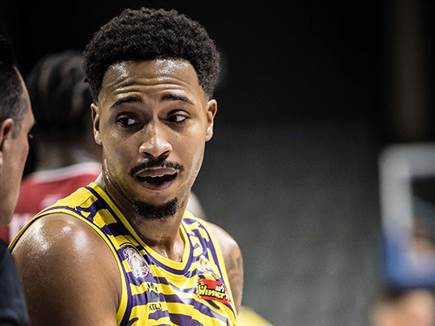 בלט לצד בינגהאם. אדאמס (עודד קרני)