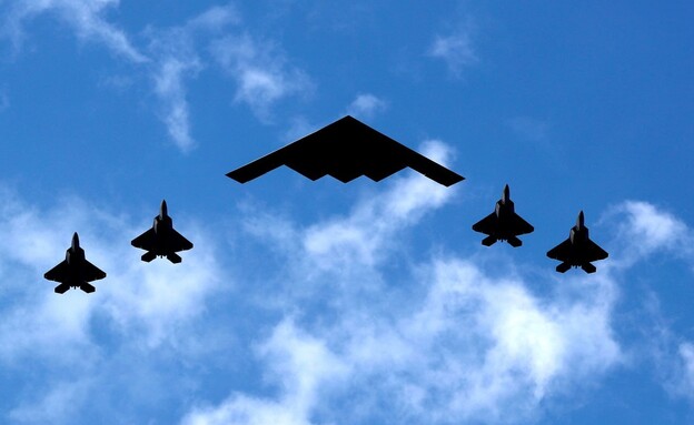 מפציץ B-2 לצד מטוסי קרב F-35 (צילום: Reuters)