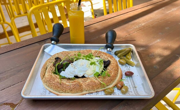 בייגלה ירושלמי עם פטריות רוטב הולנדז וביצים עלומות (צילום: לין לוי, mako אוכל)