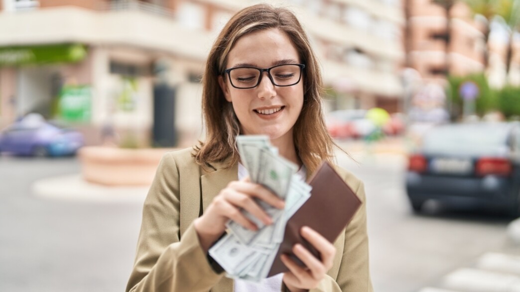 אישה סופרת דולרים ברחוב אישה סופרת דולרים ברחוב