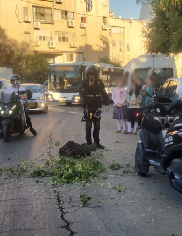 נפילה של חלקי מיירט בבני ברק (צילום: שמעון ברוך , TPS)