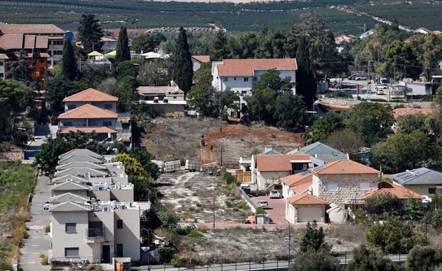 מטולה, כפי שנראית מכפרים בדרום לבנון (צילום: רויטרס)