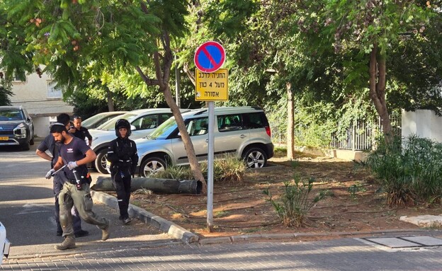 חלקי רקטה בהרצליה (צילום: דוברות המשטרה)