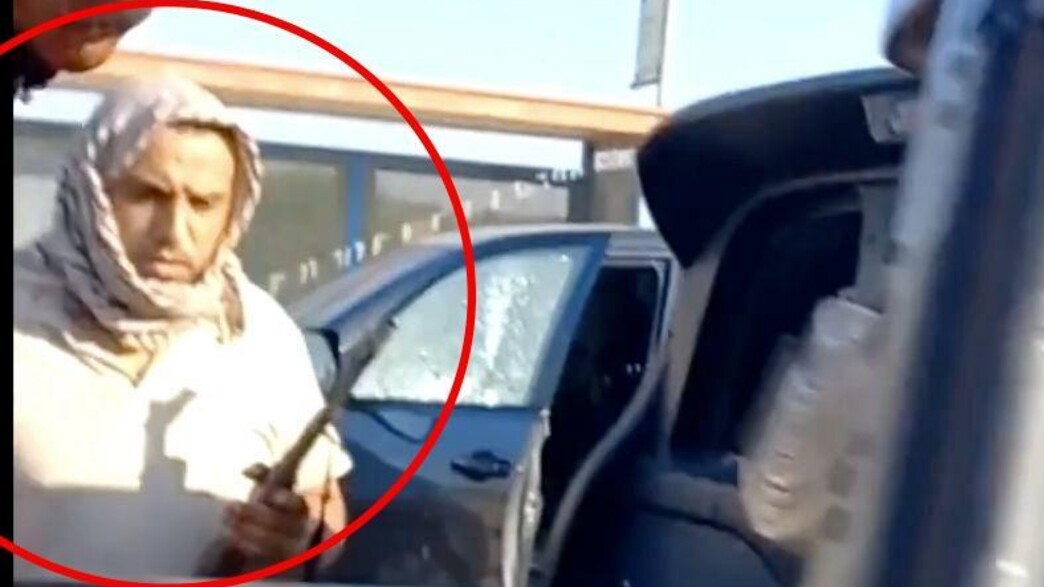 המחבל מחמד אבו עטיוי במהלך הטבח ב-7 באוקטובר