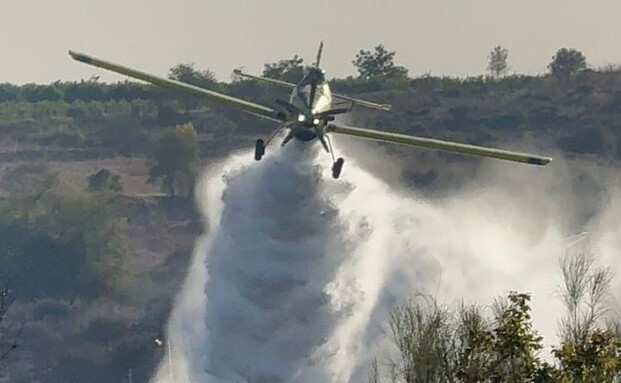 שריפת חורש סמוך לכוכב יאיר (צילום: דוברות כב"ה)