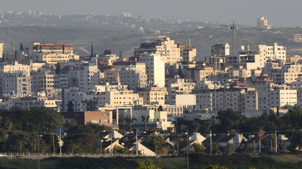 היישוב בת חפר על רקע טול כרם (צילום: שחר יערי, פלאש 90)