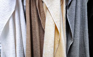 מגבות תלויות זו לצד זו, מגבת רחצה (צילום: photodaria, SHUTTERSTOCK)