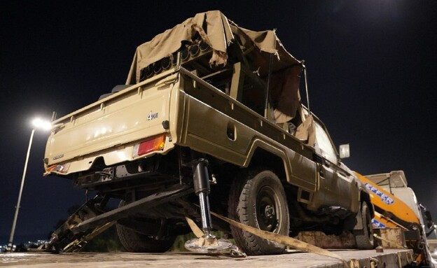 טנדר עם משגרי רקטות של חיזבאללה שנגנב (צילום: דוברות המשטרה)