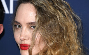 אנג'לינה ג'ולי מפתיעה (צילום: FRANCK FIFE, getty images)