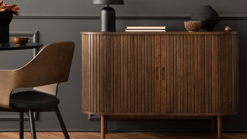 שילוב שחור בעיצוב הבית, שידה על רקע קיר שחור, וינטג, פישבון