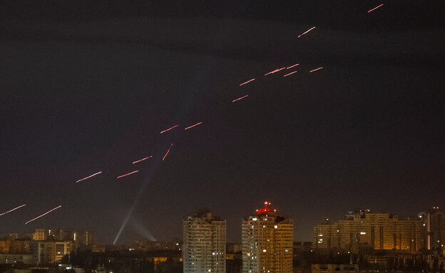 מערכות ההגנה האווירית נגד תקיפה רוסית בקייב (צילום: רויטרס)