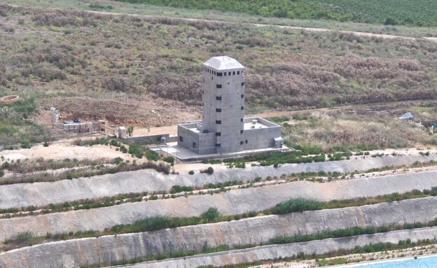 צה"ל פוצץ מגדל תצפית ענק בלבנון שנבנה סמוך למטולה (צילום: טופליין תקשורת)