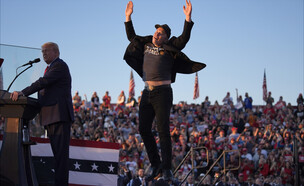 אילון מאסק בעצרת של דונלד טראמפ (צילום: AP Photo/Evan Vucci)