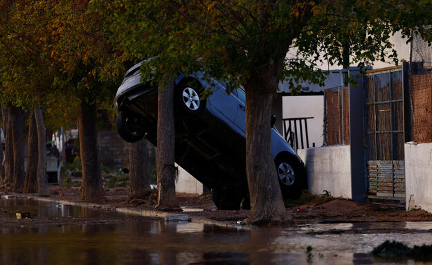 השיטפונות בעיירה אוטיאל, ספרד (צילום: Susana Vera, Reuters)