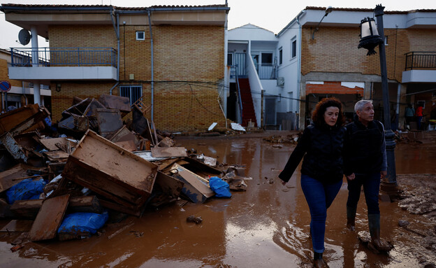 השיטפונות בעיירה אוטיאל, ספרד (צילום: Susana Vera, Reuters)