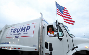 טראמפ על משאית הזבל (צילום: Brendan McDermid, Reuters)