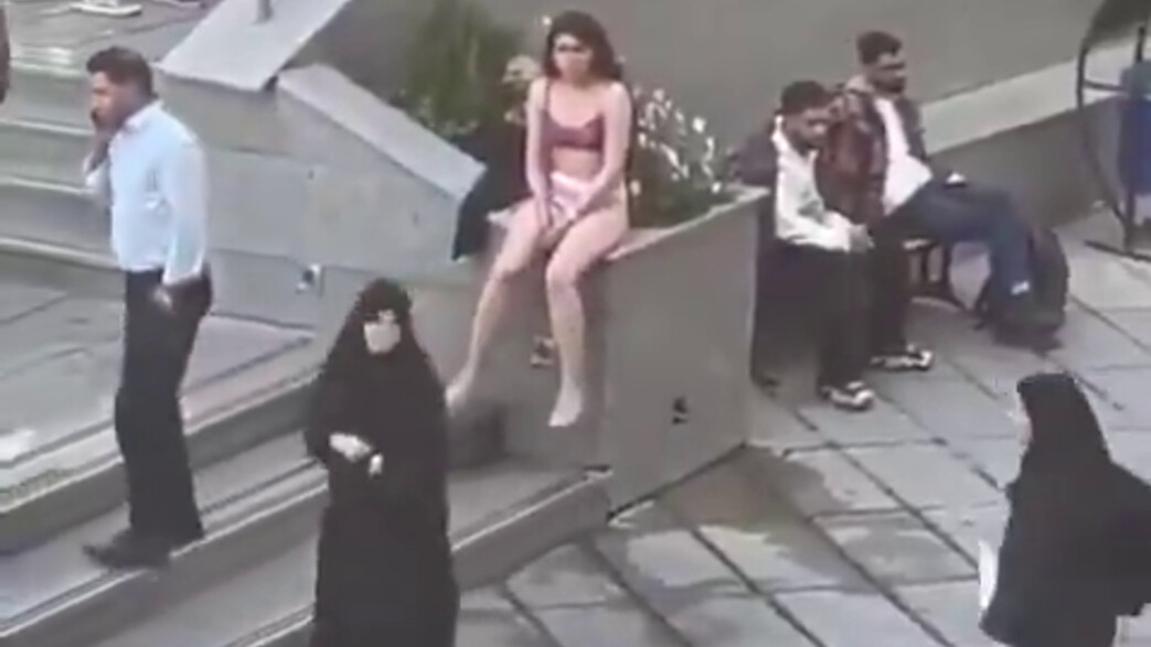 אישה הסירה את החיג'אב כמחאה והסתובבה בעירום באיראן