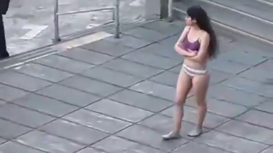 אישה הסירה את החיג'אב כמחאה והסתובבה בעירום באיראן