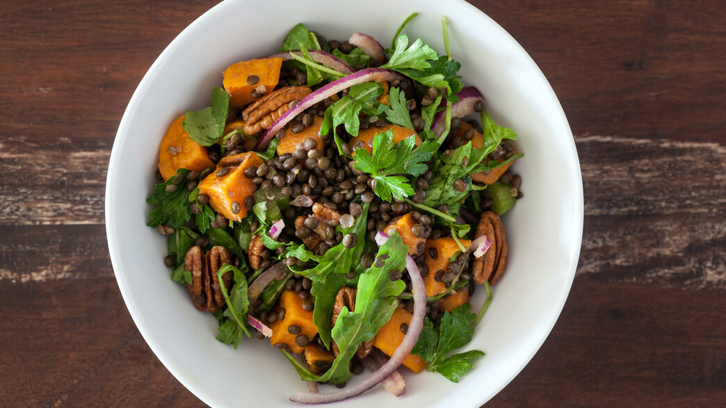 סלט עדשים שחורות ובטטה