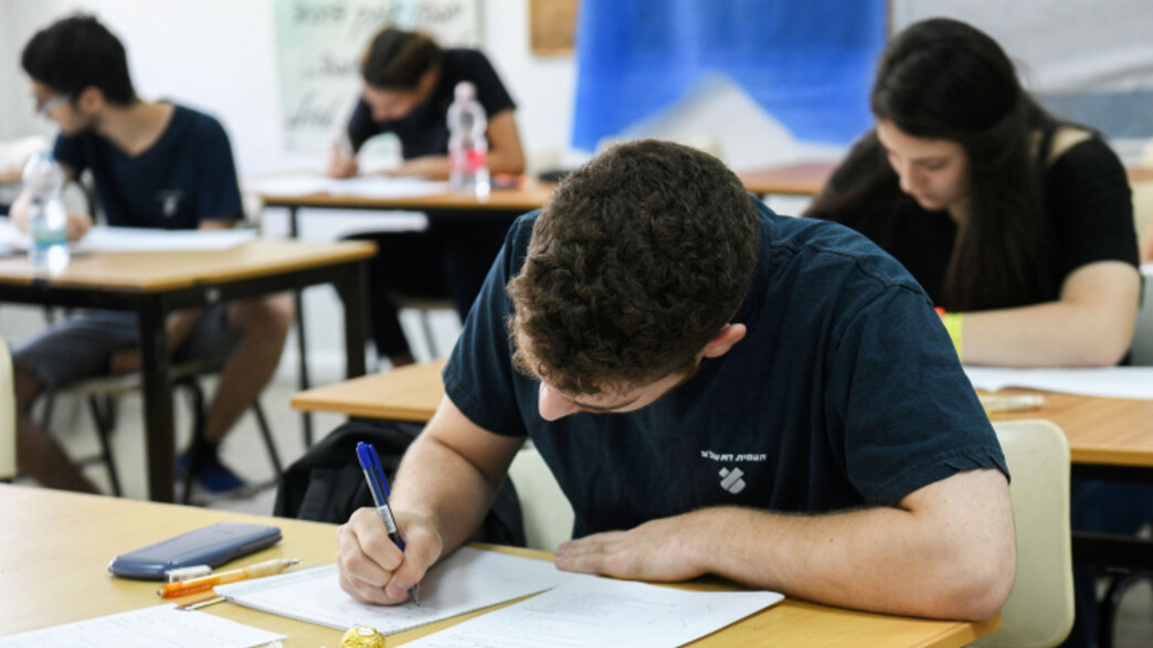 בחינת בגרות בבית ספר תיכון בראשון לציון (צילום: AP / FLASH 90, פלאש/90 )