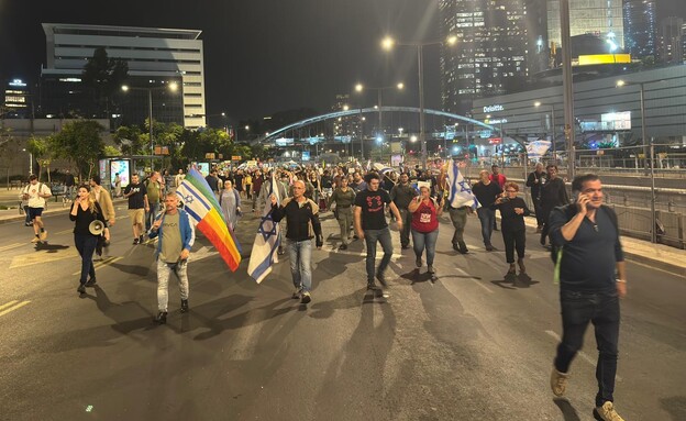 המונים צועדים לשער בגין  (צילום: רוני שפירא)