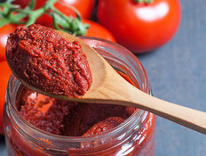 צנצנת רוטב עגבניות, רסק עגבניות (צילום: Halil ibrahim mescioglu1, SHUTTERSTOCK) צנצנת רוטב עגבניות, רסק עגבניות (צילום: Halil ibrahim mescioglu1, SHUTTERSTOCK)