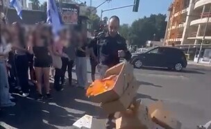 תיעוד מהוד השרון: שוטר בועט קרטון בוער על נערים שה