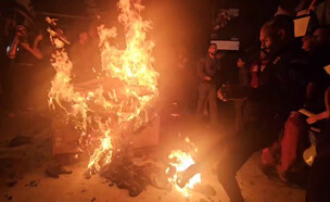 מפגינים ברחוב עזה הדליקו מדורה (צילום: N12)