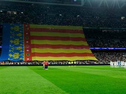 המשחק נפתח בדקת דומיה לזכר קורבנות האסון בוולנסיה (GETTY)