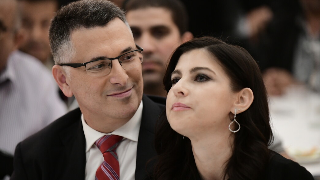 גאולה אבן, גדעון סער