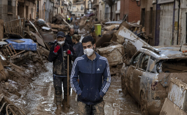 אנשים ולנסיה רחובות בוץ (צילום: Pablo Blazquez Dominguez, getty images)