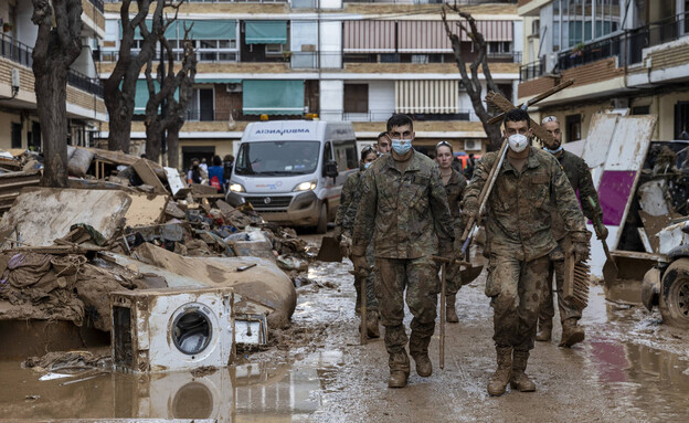 חיילים ולנסיה רחובות בוץ (צילום: Pablo Blazquez Dominguez , getty images)