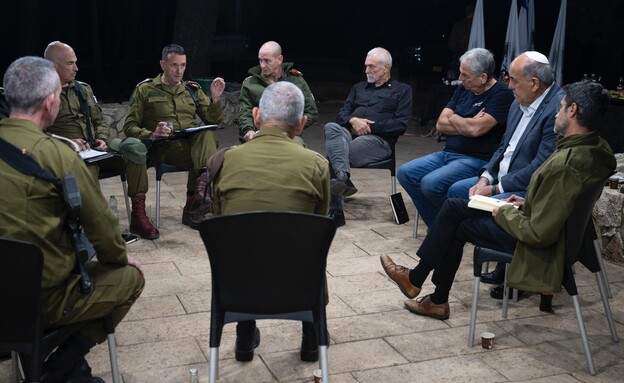 הרמטכ"ל בפגישה עם ראשי הרשויות בצפון (צילום: דובר צה"ל)