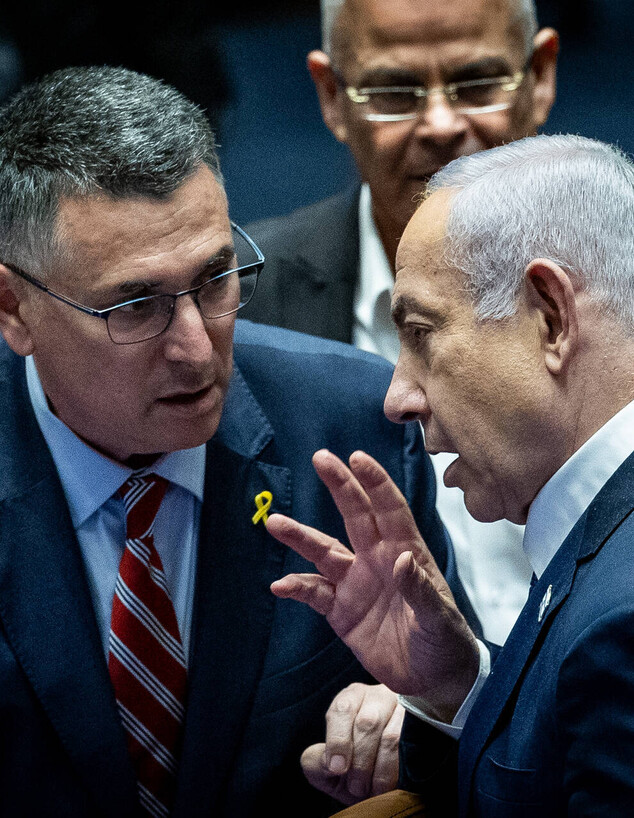 ראש הממשלה בנימין נתניהו ושר החוץ גדעון סער (צילום: יונתן זינדל, פלאש 90)
