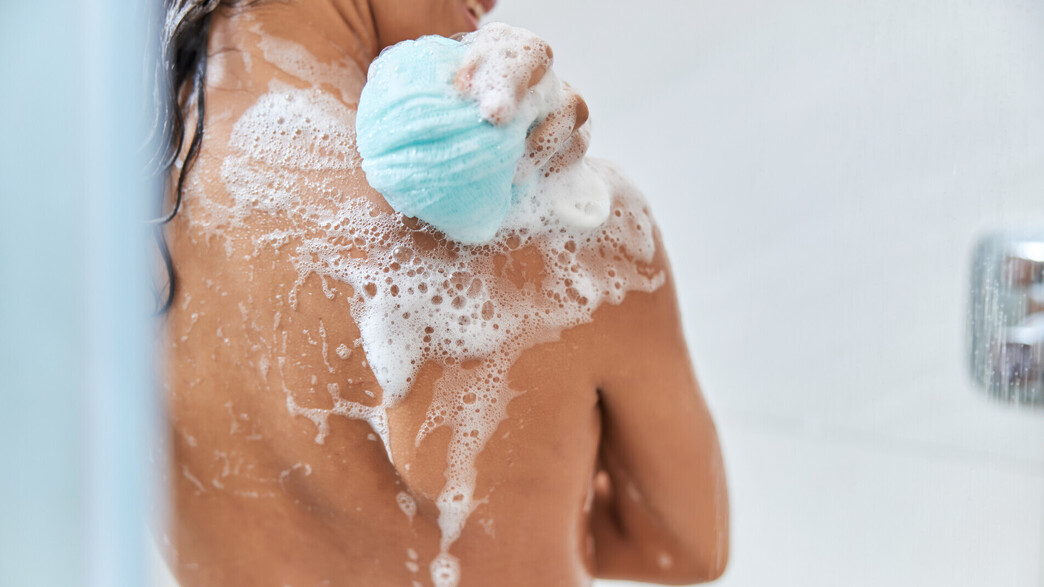 אישה מתקלחת עם ליפה