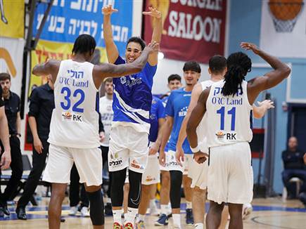 ניצחון ענק שלהם. שחקני הרצליה חוגגים (אלן שיבר)