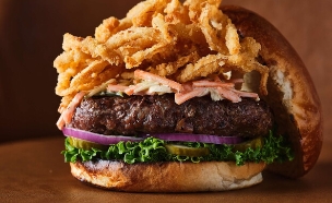 המבורגר קריספי גוש - גוש בשר (צילום: גיל אבירם, יחסי ציבור)