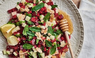 סלט שורשים (צילום: נמרוד סונדרס, מבשלים ואופים לחג)