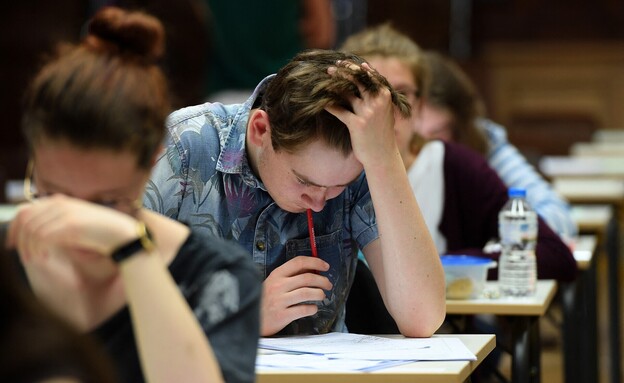 תלמידים צרפתים נבחנים (צילום: FREDERICK FLORIN, AFP via Getty Images)