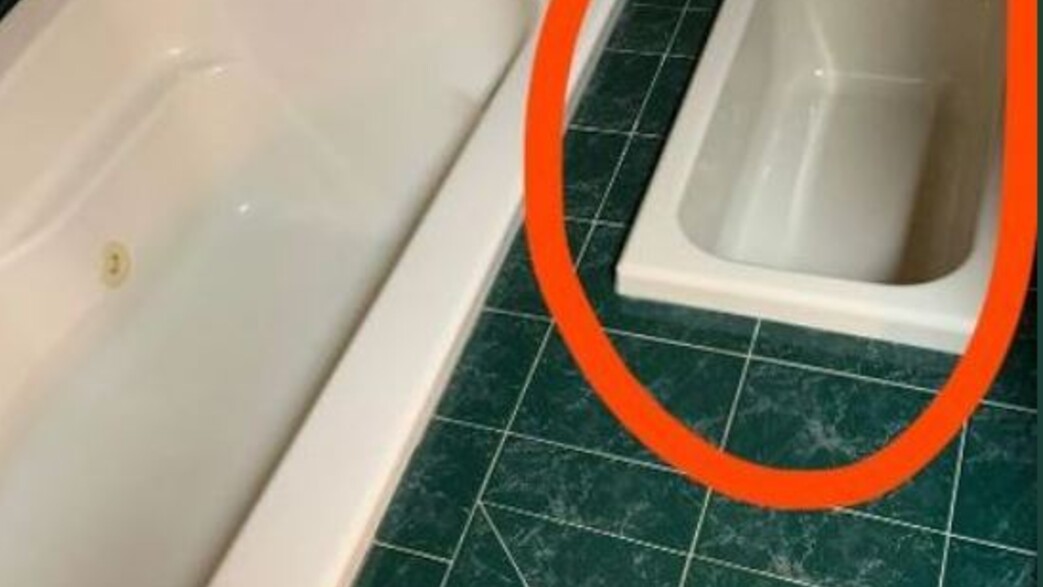 אמבטיה קטנה לצד אמבטיה רגילה