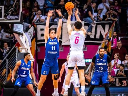 משחק הפכפך בגרמניה (FIBA) (צילום: ספורט 5)