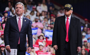 סטיבן וויטקוף לצד הנשיא טראמפ (צילום: Brian Snyder, Reuters)